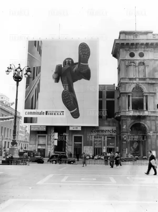 Manifesto pubblicitario Pirelli, Milano, 1949 - Farabola Immagine digitale