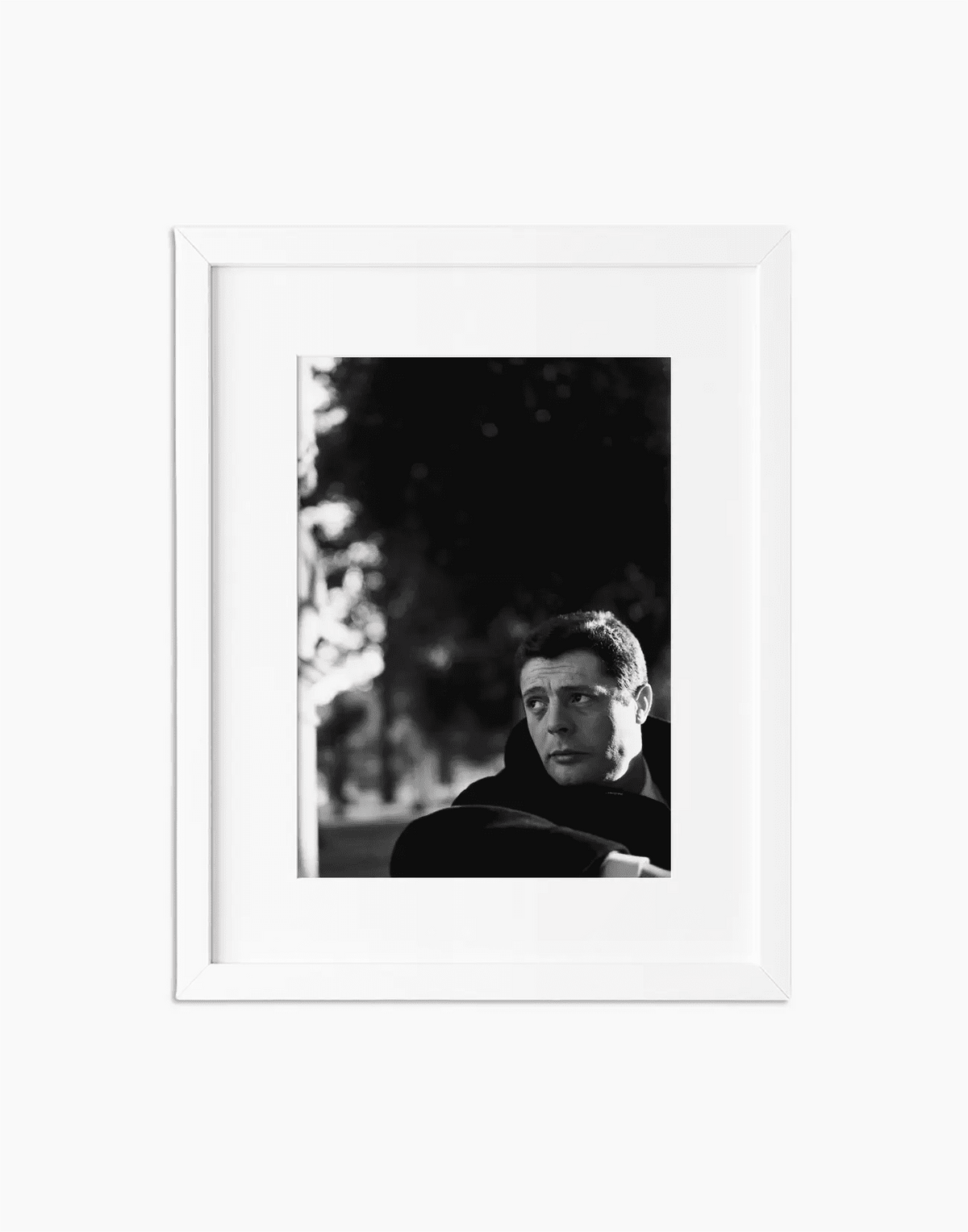 Marcello Mastroianni, 1958 — stampa fine art con cornice bianca