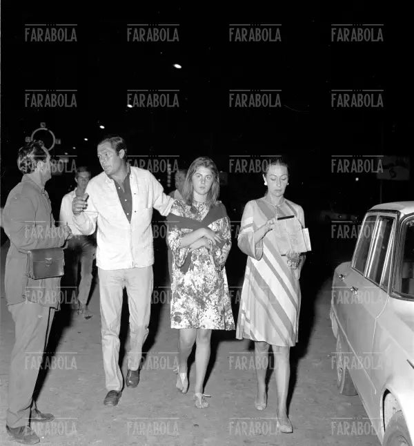 Marcello Mastroianni con la moglie e la figlia alla Bussola, 1967 - Farabola Immagine digitale