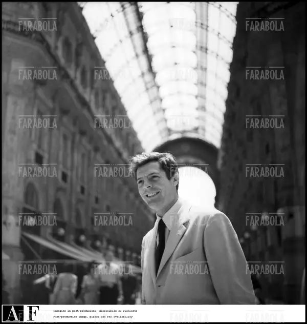 Marcello Mastroianni in Galleria Vittorio Emanuele II, Milano, 1960 - Farabola Immagine digitale
