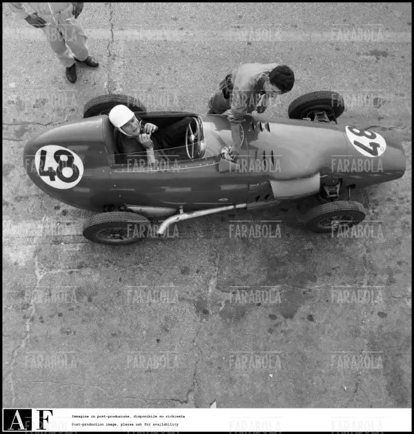 Marcello Mastroianni prova un'auto da corsa, Monza, 1960 - Farabola Immagine digitale
