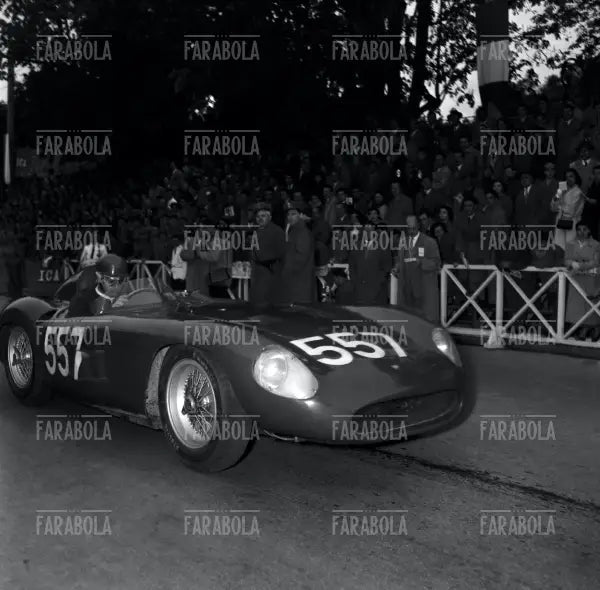 Marchese Gerino Gerini a bordo di una Maserati 300S Scaglietti, Mille Miglia, 1956 - Farabola Immagine digitale