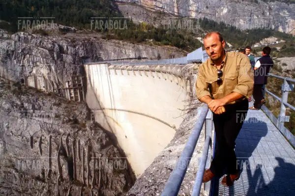 Marco Paolini sulla diga del Vajont, Longarone, 1997 - Farabola Immagine digitale