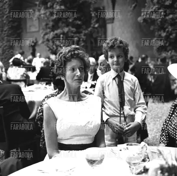 Marella Caracciolo con il figlio Edoardo al matrimonio di Violante Caracciolo e Gian Maria Visconti, 1962 - Farabola Immagine digitale