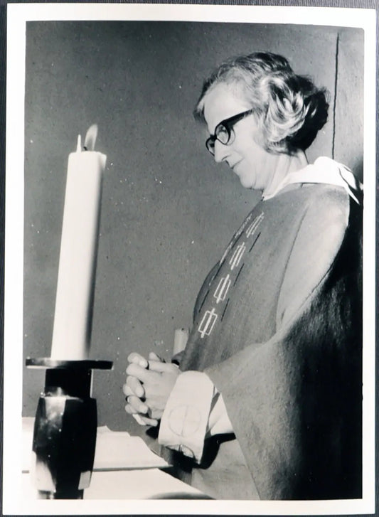 Margaret Sahlin sacerdotessa luterana Ft 3028 - Stampa 24x18 cm - Farabola Stampa ai sali d'argento