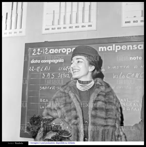 Maria Callas all'aeroporto di Malpensa, Milano, 1956 - Farabola Immagine digitale