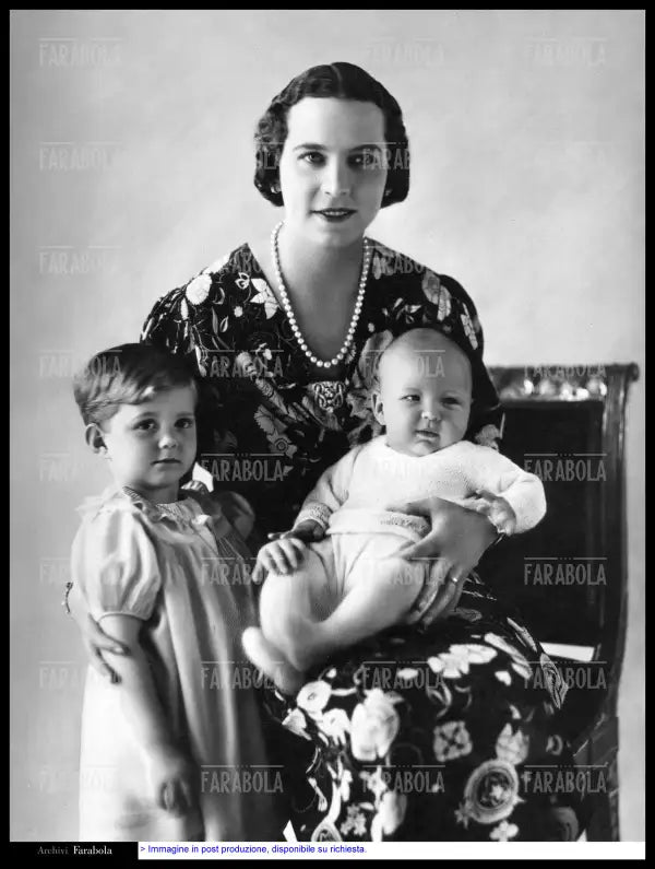 Maria José di Savoia con i figli Maria Pia e Vittorio Emanuele, 1937 - Farabola Immagine digitale