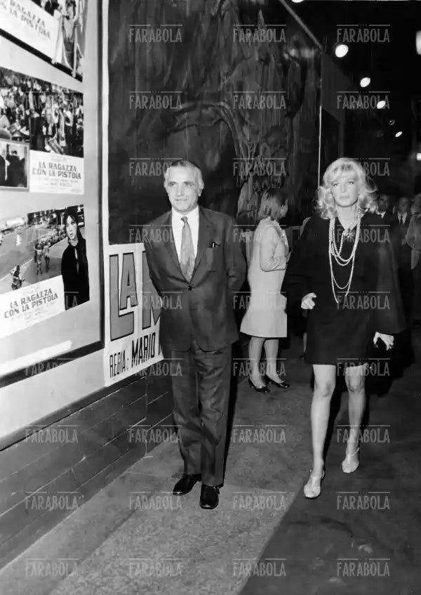 Mario Monicelli e Monica Vitti all'anteprima del film La ragazza con la pistola, Milano, 1968 - Farabola Immagine digitale