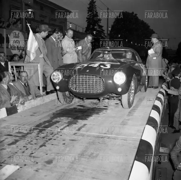 Marzotto e Marini su Ferrari 250 MM, Mille Miglia, 1953 - Farabola Immagine digitale