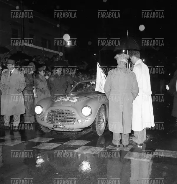 Masseroni e Vignolo su Ferrari 166, Mille Miglia, 1951 - Farabola Immagine digitale