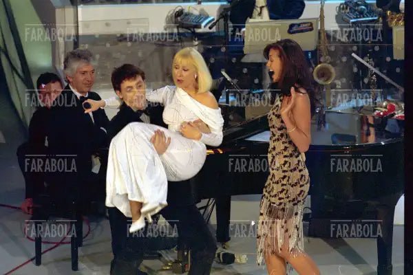 Massimo Ceccherini, Raffaella Carrà e Megan Gale, Festival di Sanremo, 2001 - Farabola Immagine digitale