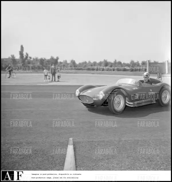 Maurizio Arena su una Maserati, Modena, 1960 - Farabola Immagine digitale