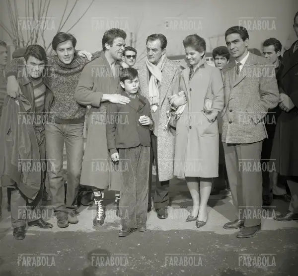 Max Cartier, Alain Delon, Renato Salvatori, Rocco Vidolazzi, Luchino Visconti e Claudia Cardinale sul set di Rocco e i suoi fratelli, 1960 - Farabola Immagine digitale