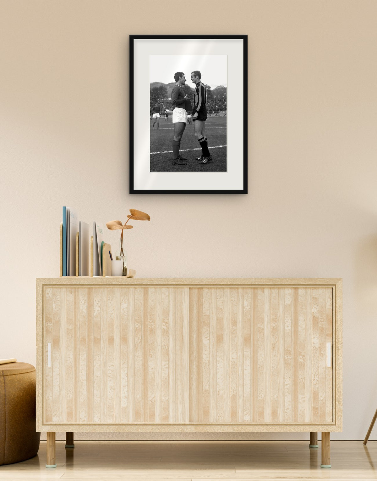 Fine-Art-Druck von „Mazzola und Picchi, Inter Mailand-Varese 1967“ mit schwarzem Rahmen und Passepartout, im Wohnzimmer über einer Anrichte aufgehängt