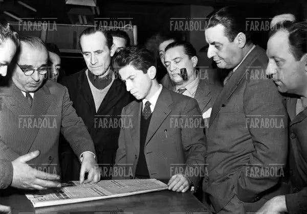 Meazza, Luciano Barca, Davide Lakolo e Lorenzo Marinese al lavoro per il primo numero del lunedì de l'Unità, 1952 - Farabola Immagine digitale