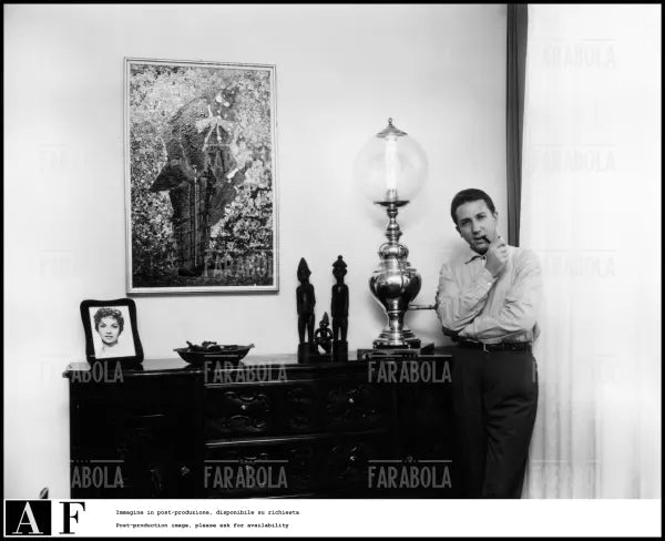 Mike Bongiorno con una foto di Gina Lollobrigida, Milano, 1957 - Farabola Immagine digitale