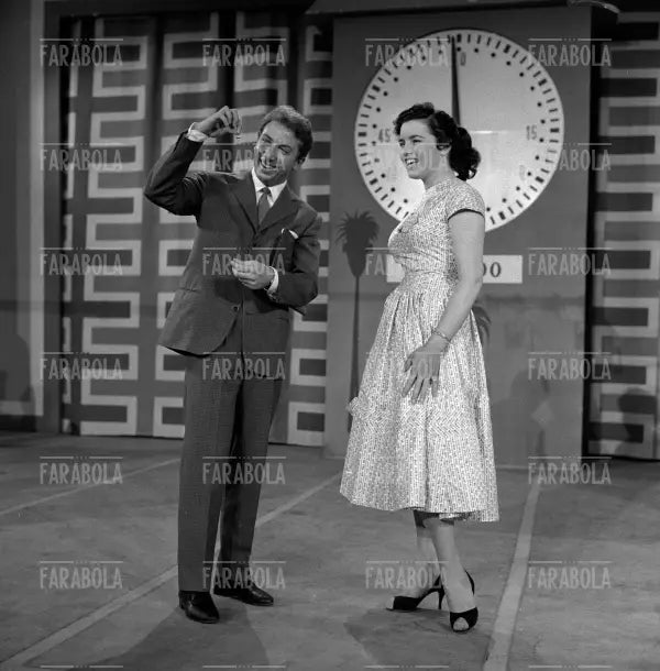 Mike Bongiorno e Marisa Zocchi, Lascia o Raddoppia, 1956 - Farabola Immagine digitale