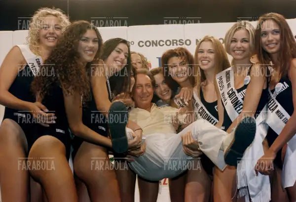 Mike Bongiorno tra le concorrenti di Miss Italia, 1997 - Farabola Immagine digitale