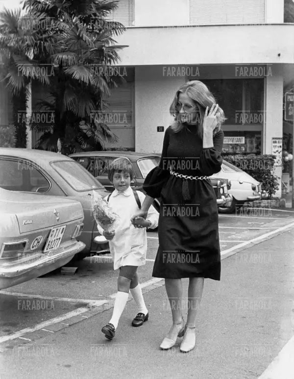 Mina accompagna a scuola il figlio Massimiliano, Lugano, 1970 - Farabola Immagine digitale