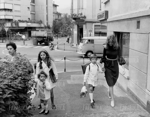 Mina accompagna a scuola il figlio Massimiliano, Lugano, 1970 - Farabola Immagine digitale