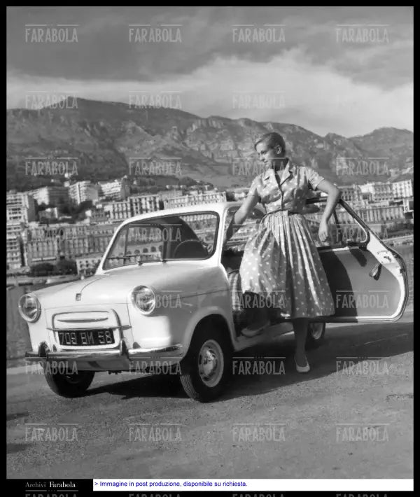 Modella con ACMA Vespa 400, Monte Carlo, 1957 - Farabola Immagine digitale