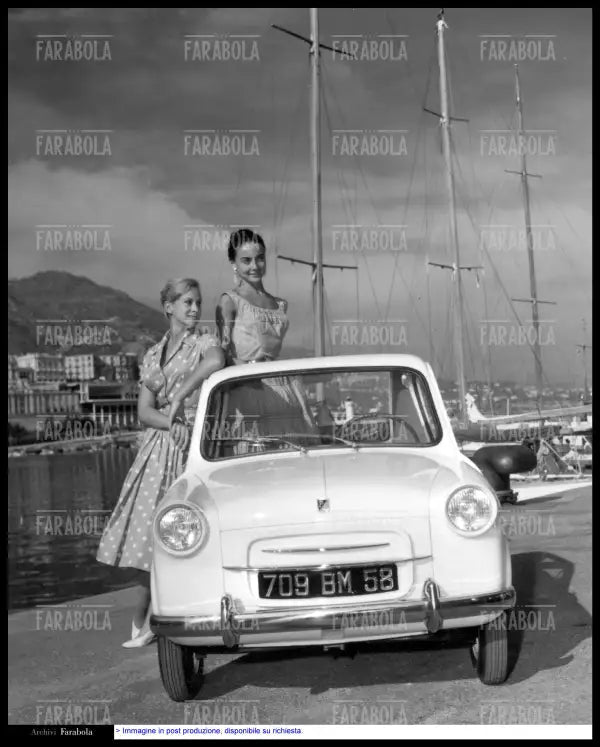 Modelle con ACMA Vespa 400, Monte Carlo, 1957 - Farabola Immagine digitale