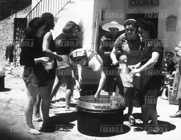 Mondine attendono il rancio, 1950 - Farabola Immagine digitale