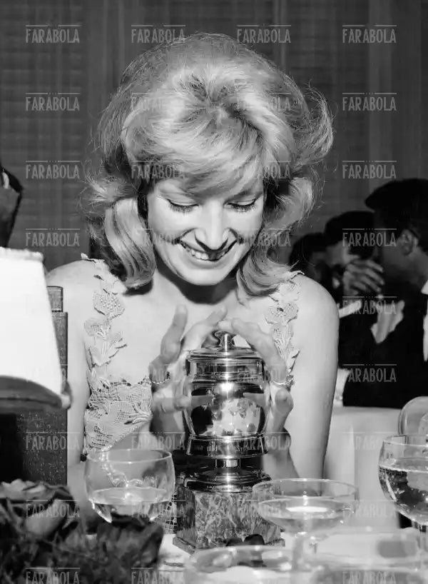Monica Vitti con il Grolle d'Oro, 1961 - Farabola Immagine digitale
