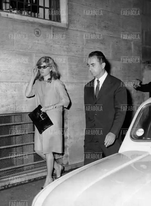Monica Vitti e Michelangelo Antonioni all'uscita da un locale, Roma, 1963 - Farabola Immagine digitale