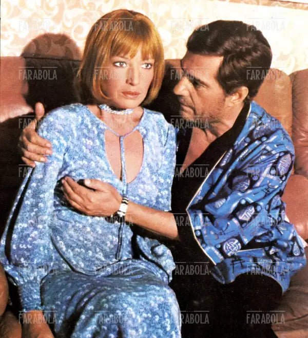 Monica Vitti e Nino Manfredi nel film Basta che non si sappia in giro!, 1976 - Farabola Immagine digitale