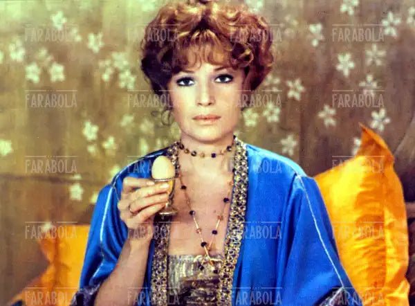 Monica Vitti in una scena del film Mimi' Bluette Fiore del Mio Giardino, 1976 - Farabola Immagine digitale