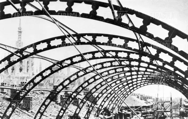 Montaggio degli archi in Galleria Vittorio Emanuele II, fine Ottocento - Farabola Immagine digitale