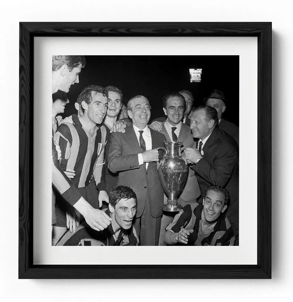 Moratti con la Coppa Campioni, Inter 1964 - Farabola Fotografia