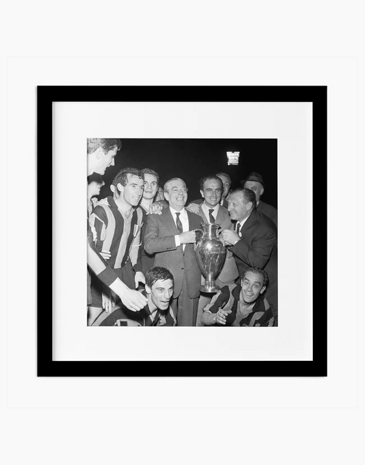 Moratti con la Coppa Campioni, Inter 1964 - Farabola WhiteWall App Product