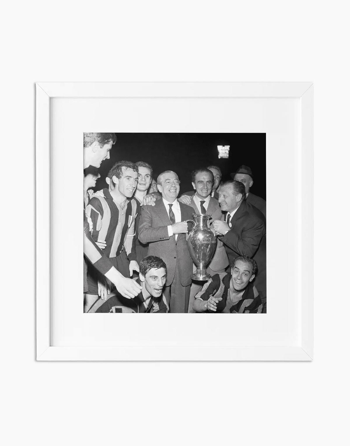Moratti con la Coppa Campioni, Inter 1964 — stampa fine art con cornice bianca
