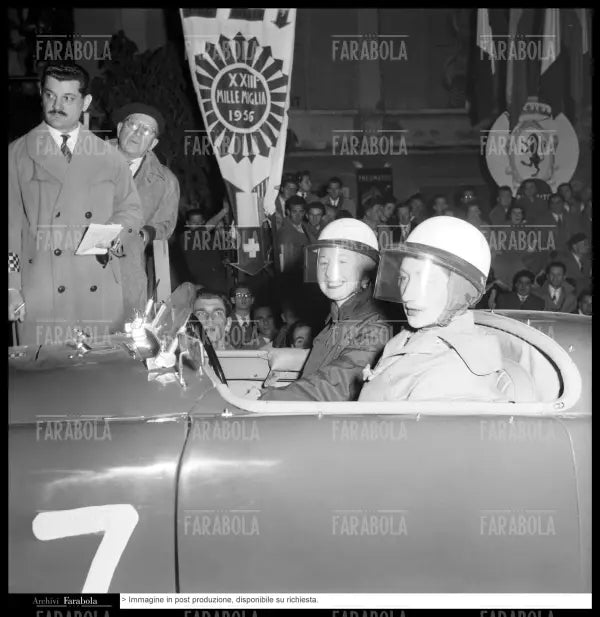 Nancy Mitchell e Pat Faichney su MG A, Mille Miglia, 1956 - Farabola Immagine digitale