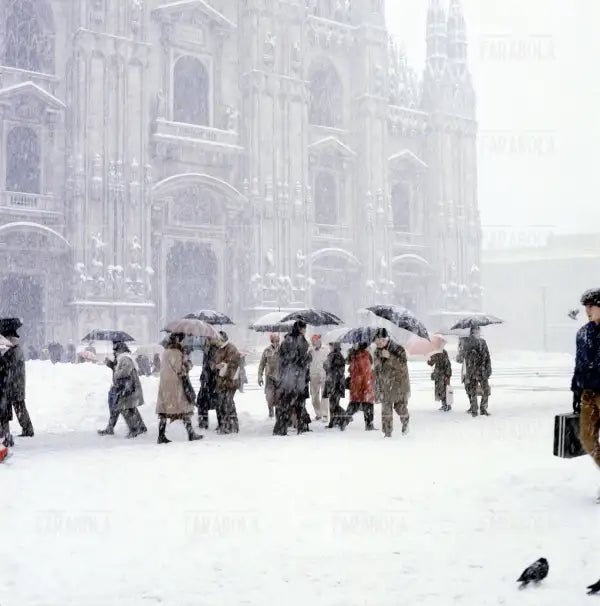 Nevicata a Milano, piazza del Duomo, 1985 - Farabola Immagine digitale