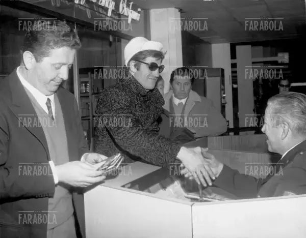 Nino Benvenuti all'aeroporto di Linate, Milano, 1968 - Farabola Immagine digitale