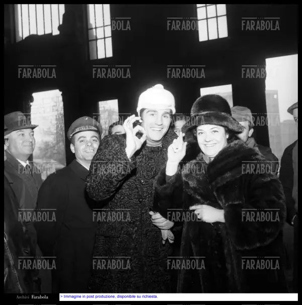 Nino Benvenuti e Fiorenza Cassotto a Malpensa, Milano, 1968 - Farabola Immagine digitale