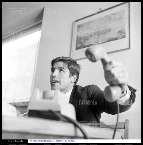 Nino Benvenuti nell'ufficio dove lavora come assicuratore, Trieste, 1966 - Farabola Immagine digitale