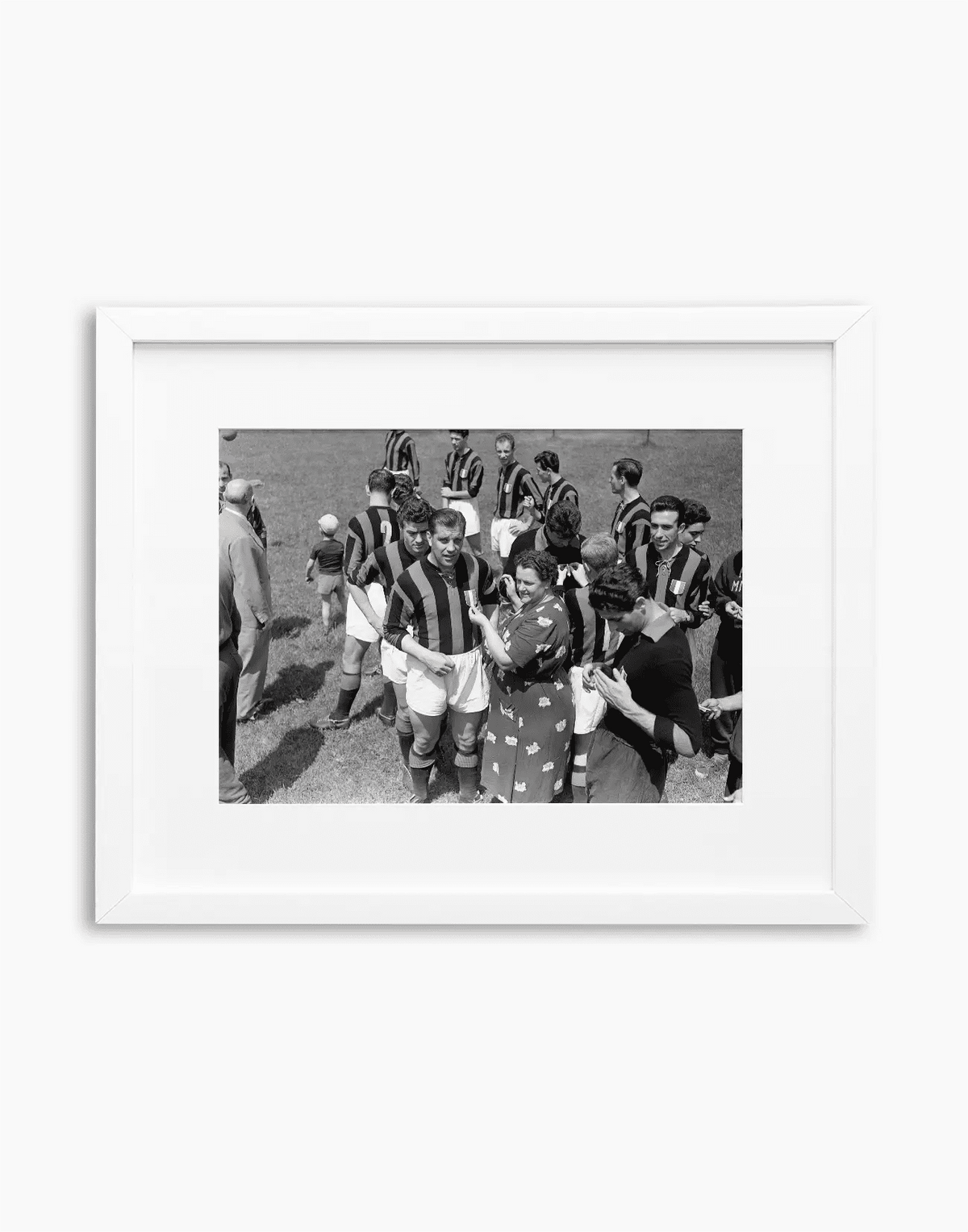 Nordhal si fa cucire lo scudetto, Milan 1955 — stampa fine art con cornice bianca