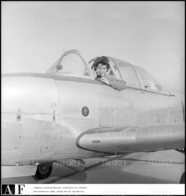 Omar Sivori alla scuola aeronautica cilena, Mondiali di calcio in Cile, 1962 - Farabola Immagine digitale