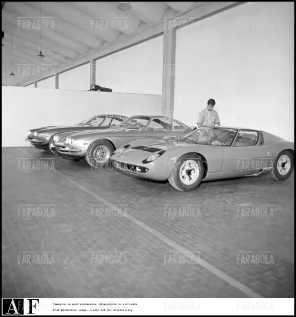 Operaio al lavoro su Lamborghini 400 GT e Lamborghini Miura, Sant'Agata Bolognese, 1968 - Farabola Immagine digitale