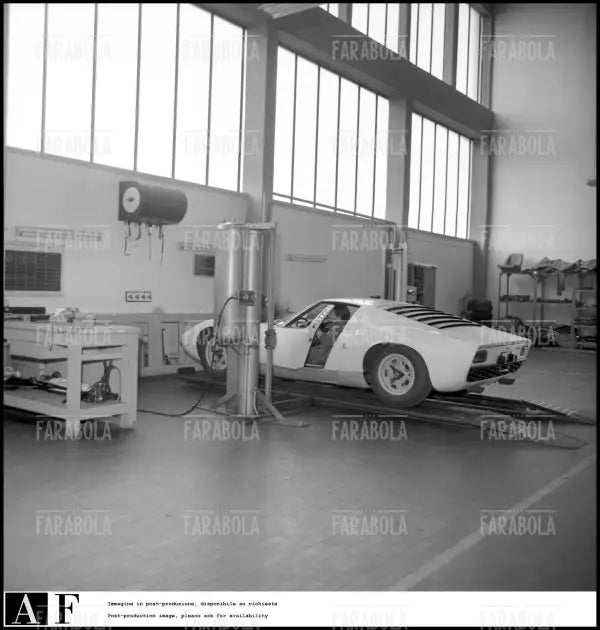 Operaio al lavoro su una Lamborghini Miura, Sant'Agata Bolognese, 1968 - Farabola Immagine digitale