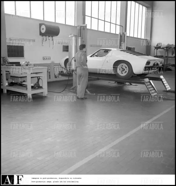 Operaio al lavoro su una Lamborghini Miura, Sant'Agata Bolognese, 1968 - Farabola Immagine digitale