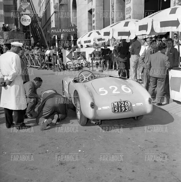Osca MT4 - 2AD di Monzino e D'Artogna alla punzonatura, Mille Miglia, 1955 - Farabola Immagine digitale
