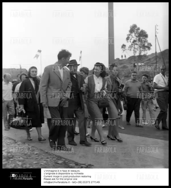 Pablo Picasso con la moglie Jacqueline Roque, Frejus, 1963 - Farabola Immagine digitale