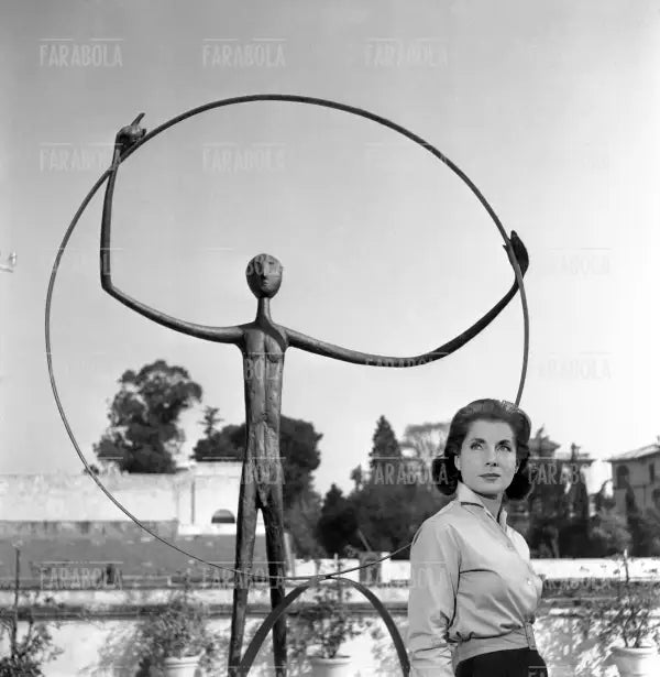 Palma Bucarelli all'esterno della Galleria Nazionale di Arte Moderna, Roma, 1959 - Farabola Immagine digitale