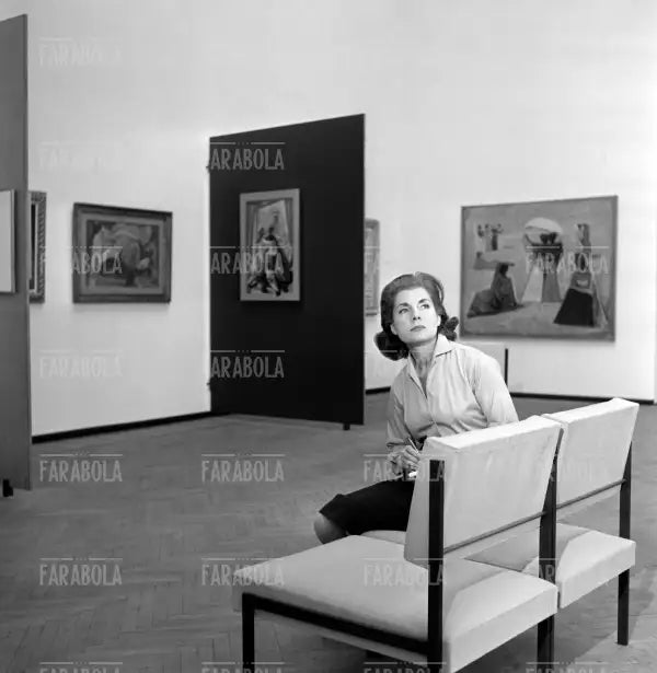 Palma Bucarelli in una sala della Galleria Nazionale di Arte Moderna, Roma, 1959 - Farabola Immagine digitale