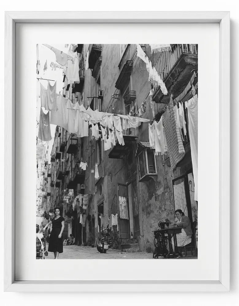 Panni stesi ad asciugare, Napoli 1956 - Farabola Fotografia